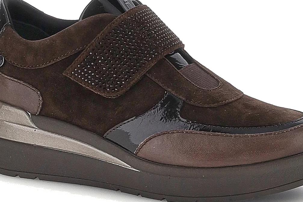 Zapatos mujer Stonefly Cream 68 café con tira adherente y strass