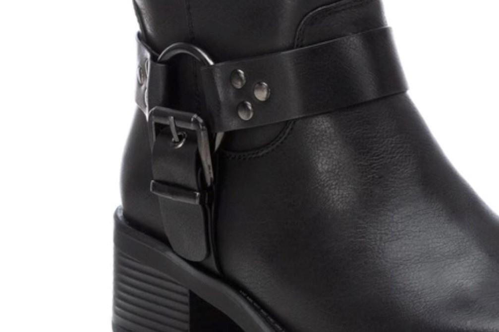 Botines biker XTI 142998 en negro para mujer