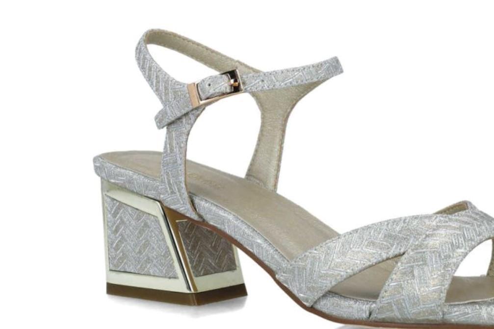 Sandalia Menbur MITHRAS 24751 en color oro para mujer