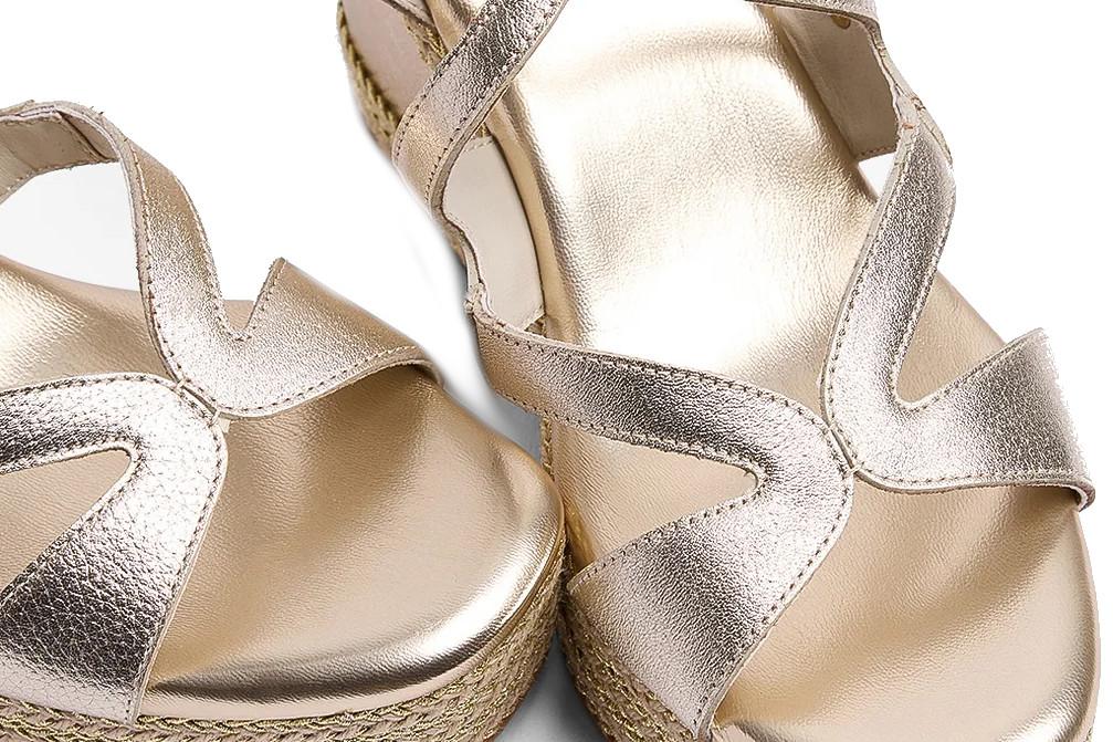 Sandalias con cuña alta de esparto Popa Okinawa en oro