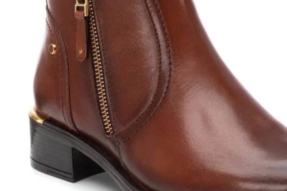 Botines Chelsea Carmela 162017 en camel para mujer