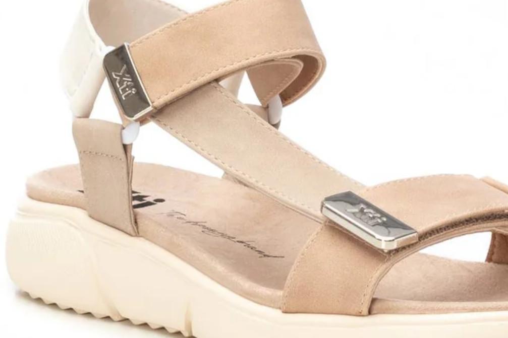 Sandalias deportivas XTI 144112 beige para mujer | Sandalias cómodas con cierre adherente