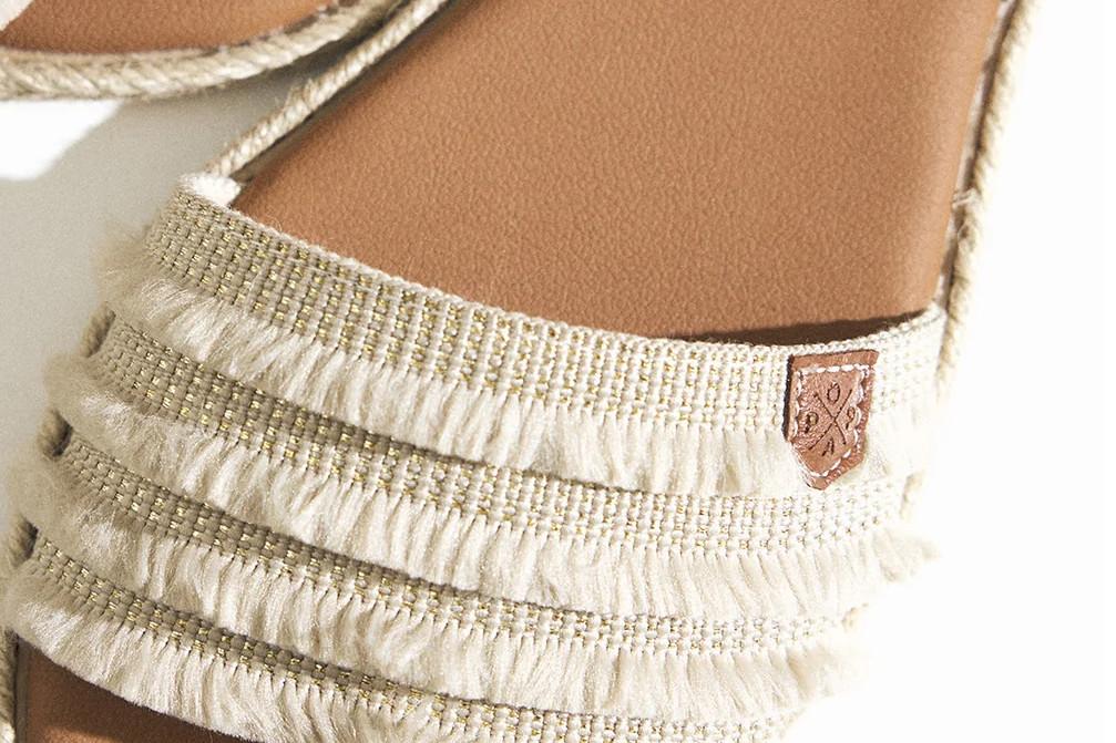 Sandalias planas Menorquina Popa Juncal con Flecos para Mujer en Oro Laminado