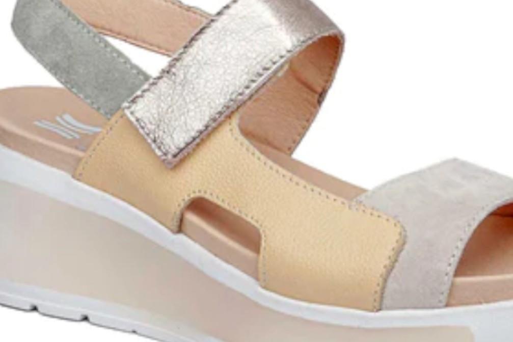 Sandalia con cuña Callaghan 35200 BERTA en marfil para mujer