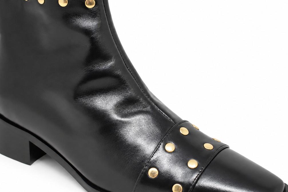 Botines planos Joni 31273 negros con tachuelas doradas