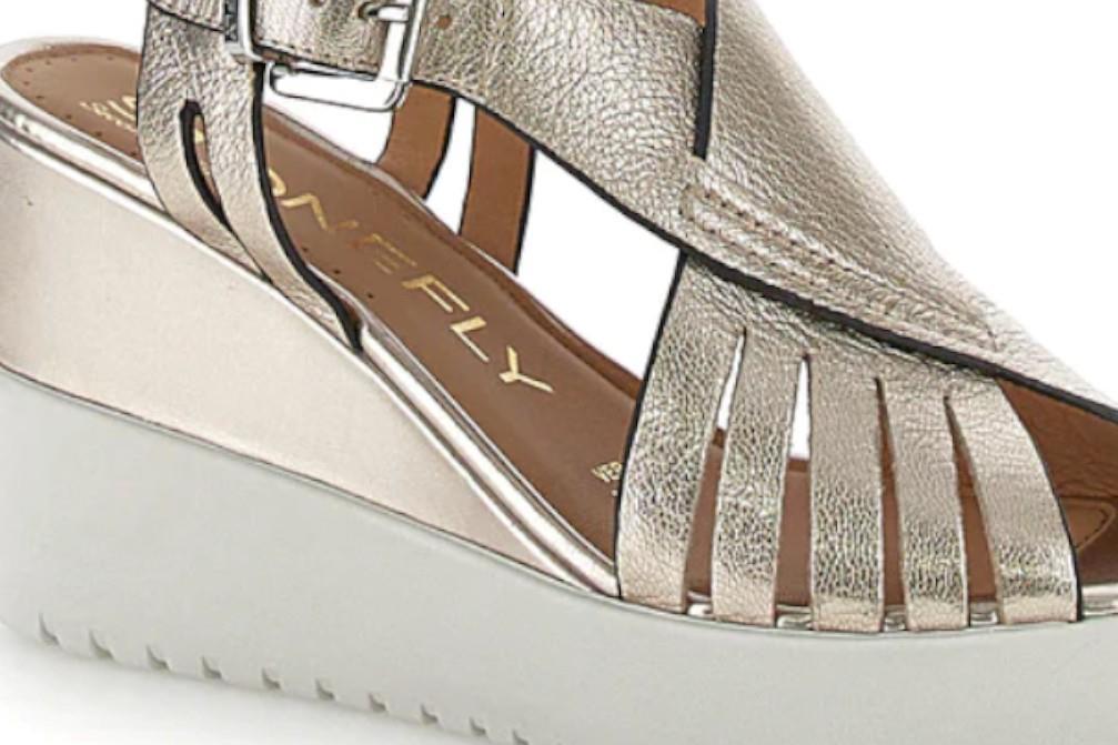 Sandalias con cuña Stonefly Ely 18 en platino para mujer
