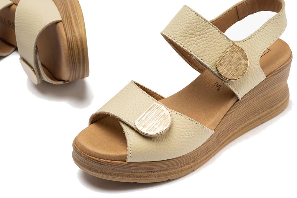 Sandalia de cuña Pitillos 11054 de piel color beige con plataforma y cierres ajustables