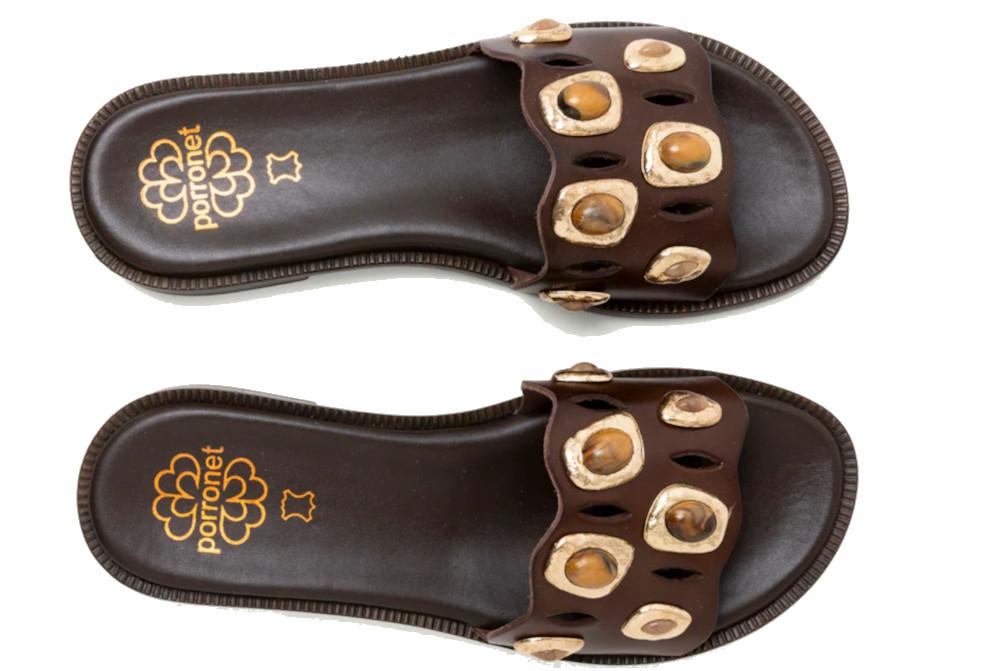 Sandalias Planas Porronet Clara Mujer Piel Moka – Con Pedrería y Detalles Metalizados