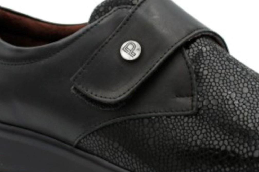 Zapatos con cierre ajustable Pîtillos 10710 color negro