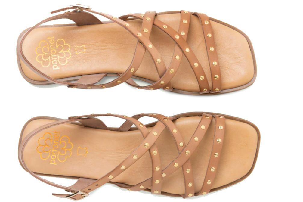 Sandalias Planas Porronet Blair Mujer Piel Taupe – Diseño con Tachuelas Doradas y Máximo Confort