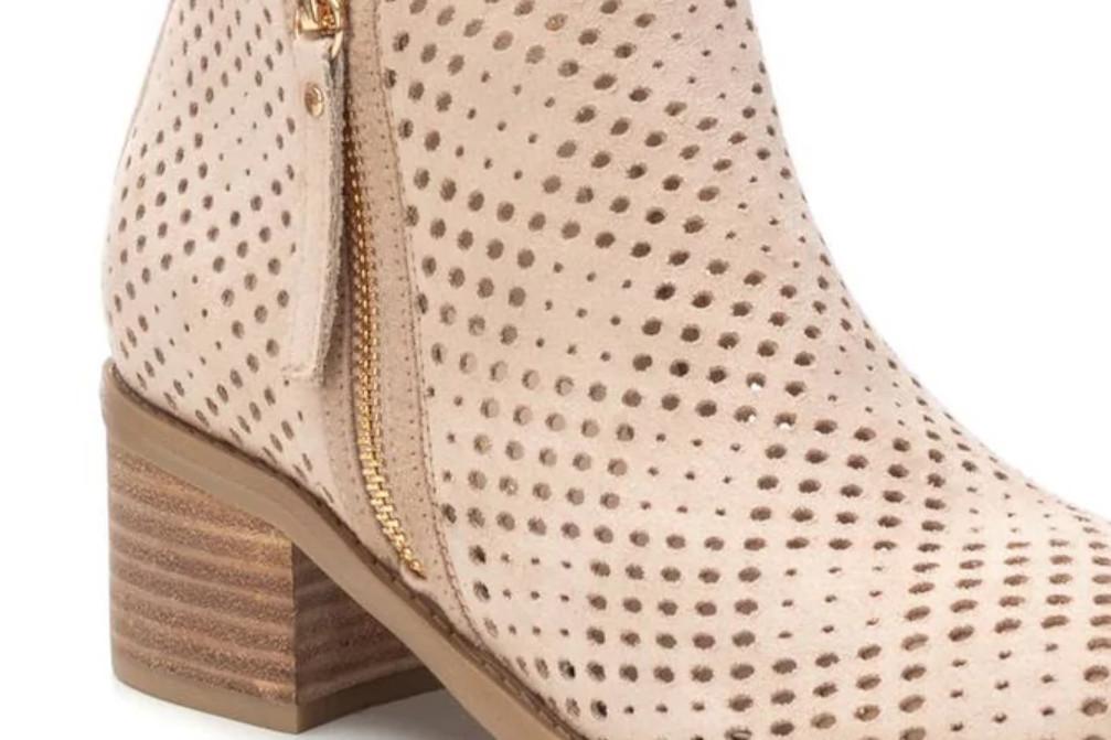 Botín de mujer Xti 143961 beige con tacón ancho 4 cm – Botín troquelado cómodo primavera verano