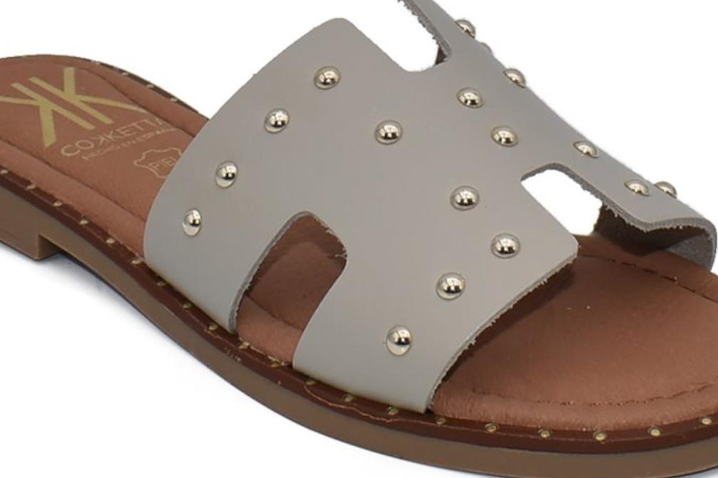 Sandalias de pala planas de Piel Cokketa 147 Beige con Tachuelas para Mujer