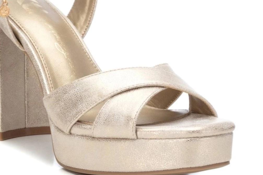 Sandalias de fiesta XTI 142357 en oro para mujer