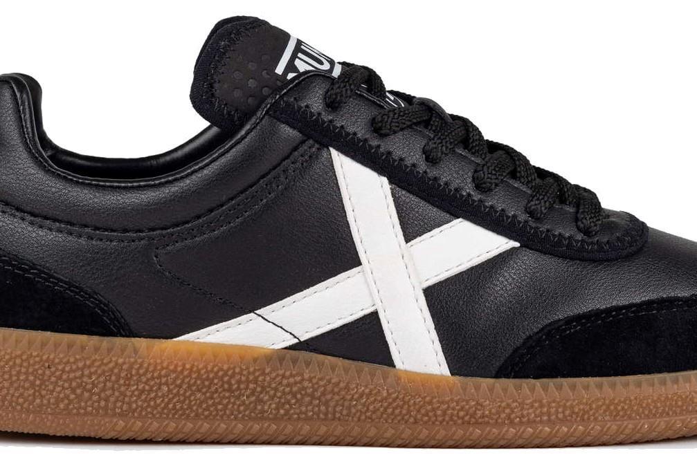 Zapatillas deportivas Munich 4078001 RUMBA 01 en negro para hombre