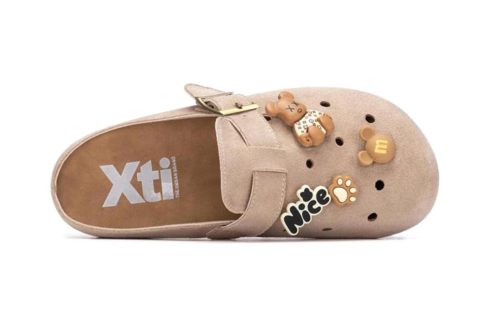 Zuecos Beige Mujer XTI 145315 con Hebilla Ajustable y Adornos