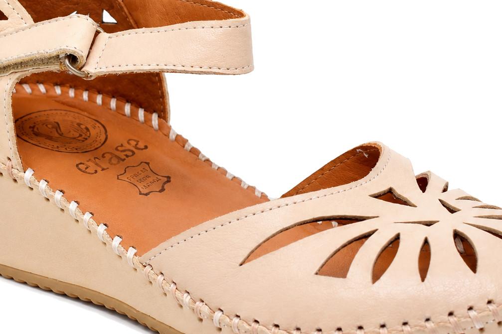 Sandalias cangrejera Erase 793-70 Beige para Mujer con Cuña y Puntera Cerrada Calada | Merceditas de Piel