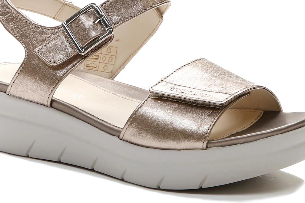 Sandalias con cuña baja AQUA III 2 Stonefly 108232 en oro de piel laminada