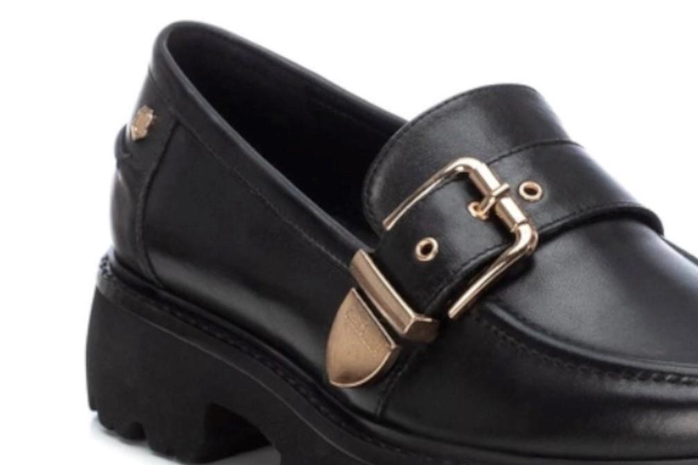 Mocasines Carmela 161907 en negro para mujer