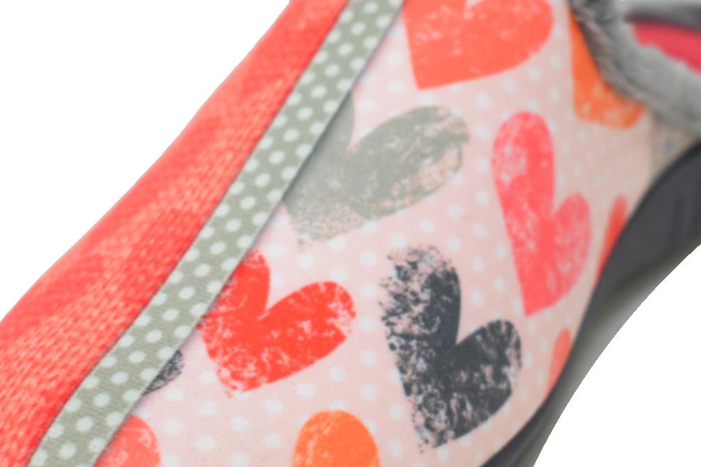 Zapatilla de casa Calusa 920 en color narajana estampado corazones
