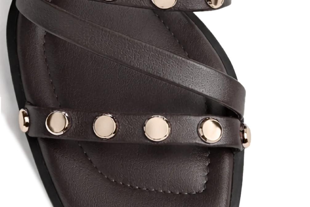 Sandalias planas Gioseppo Mindo 79025 Chocolate de Piel con Tachas y Tacón Bajo para Mujer