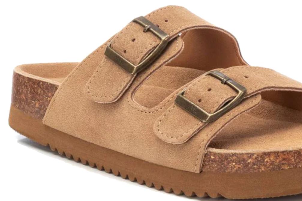 Sandalias planas bio XTI 142552 camel para mujer | Sandalias de piel cómodas y tendencia