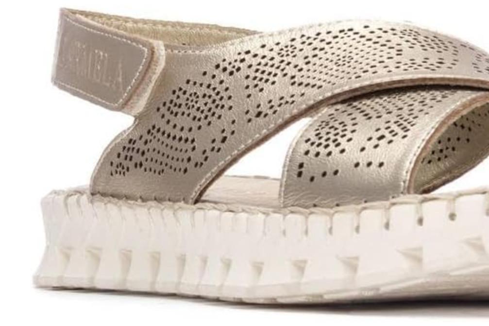 Sandalias planas Carmela 163216 Oro de Piel con Tiras Cruzadas para mujer