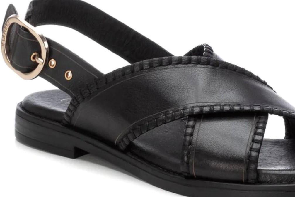 Sandalias planas Carmela 162201 en negro para mujer