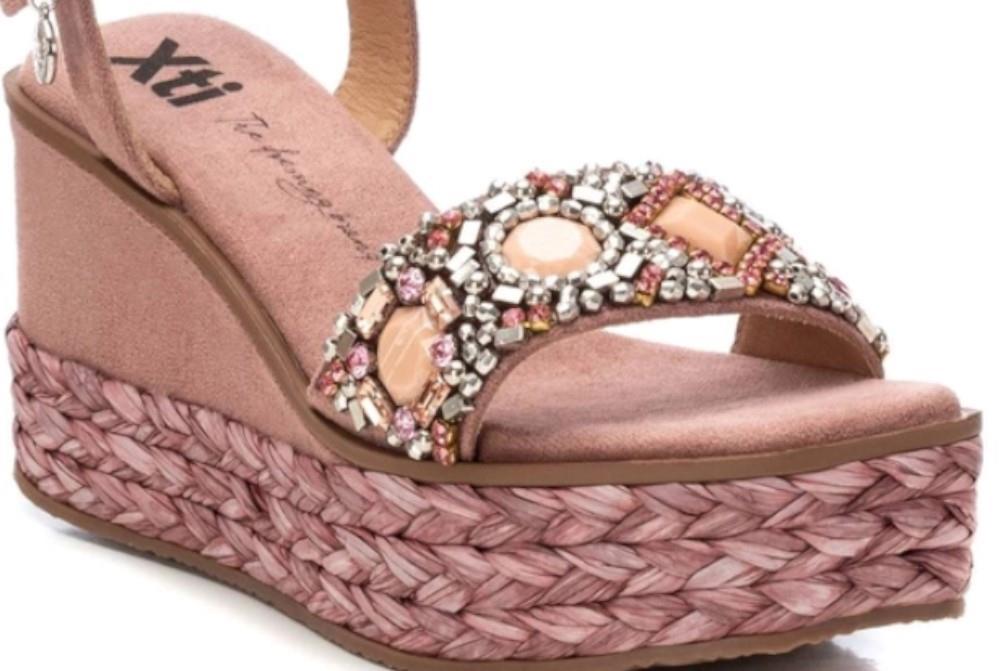 Sandalias tcon cuña XTI 142677 en nude para mujer
