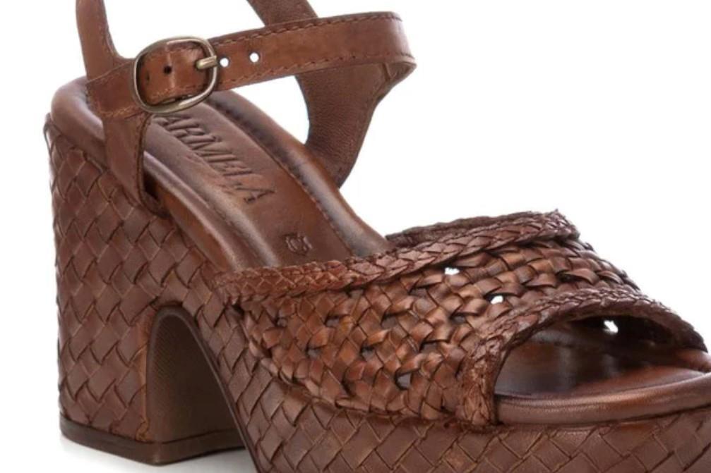Sandalias de tacón Carmela 161637 en taupe para mujer