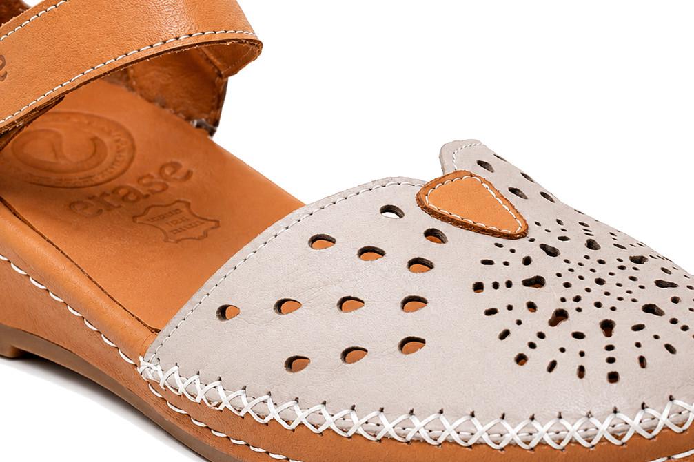 Sandalias cangrejeras Erase 394-10 en taupe para Mujer de Piel Troqueladas con Cierre Ajustable | Confort y Estilo