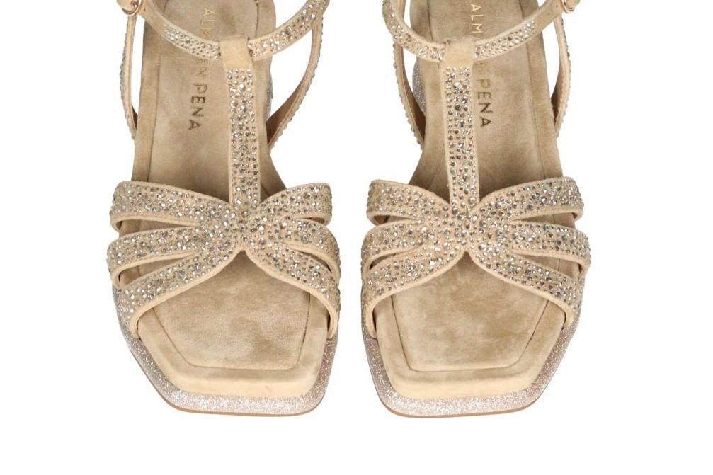 Sandalias con cuña Alma en Pena V240737 de color sand