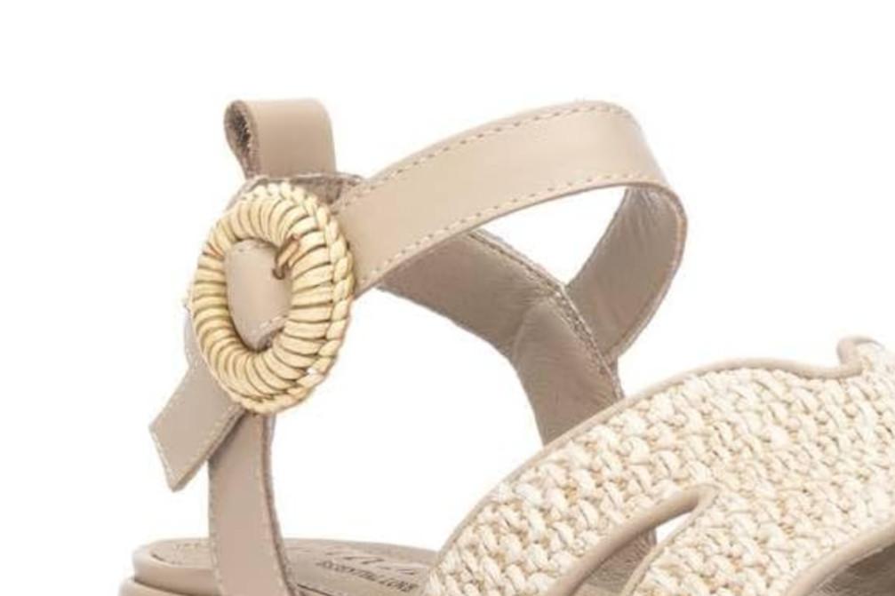 Sandalias planas Carmela 163273 Beige para Mujer | Diseño Trenzado Tipo Rafia y Suela Antideslizante