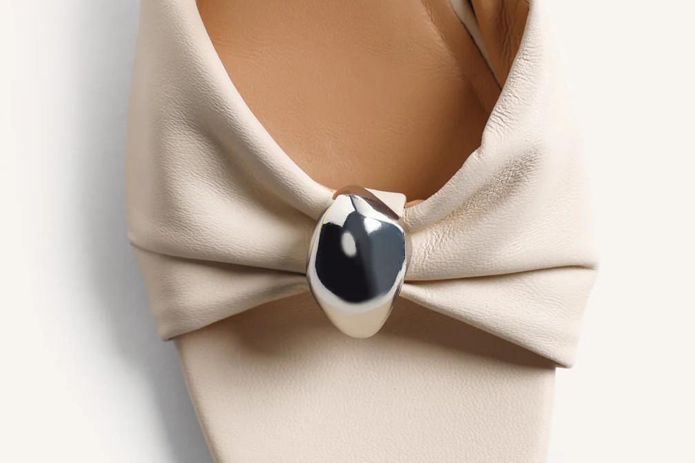 Sandalias de tacón de piel Gioseppo Kabarnet 79253 off white con detalle joya – elegantes y cómodas