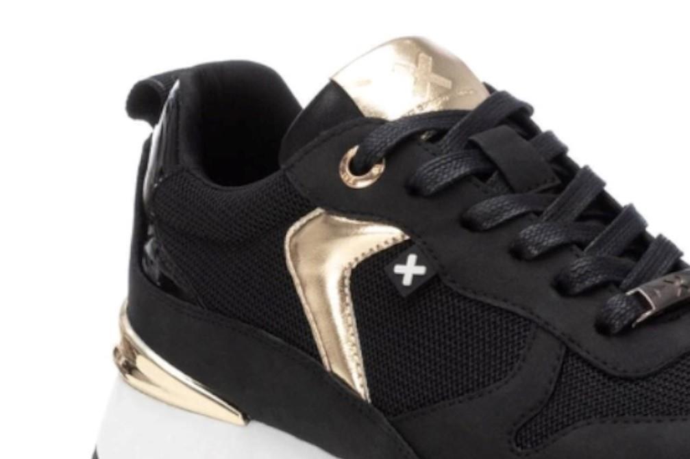 Zapatilla deportiva Xti 142961 en negro para mujer