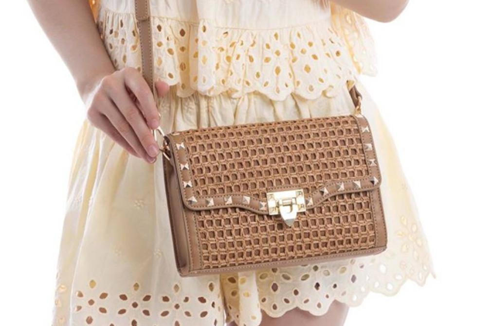 Bolso Bandolera Pequeño Mujer XTI 184557 Camel Rafia – Diseño Diario Elegante y Versátil