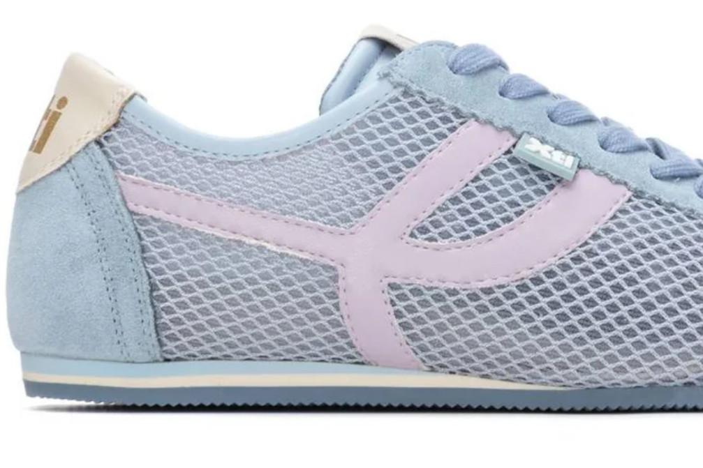 Zapatilla de mujer plana XTI 145229 celeste textil con cordones ligera cómoda antideslizante