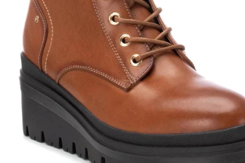 Botines con cuña Carmela 162011 en camel para mujer