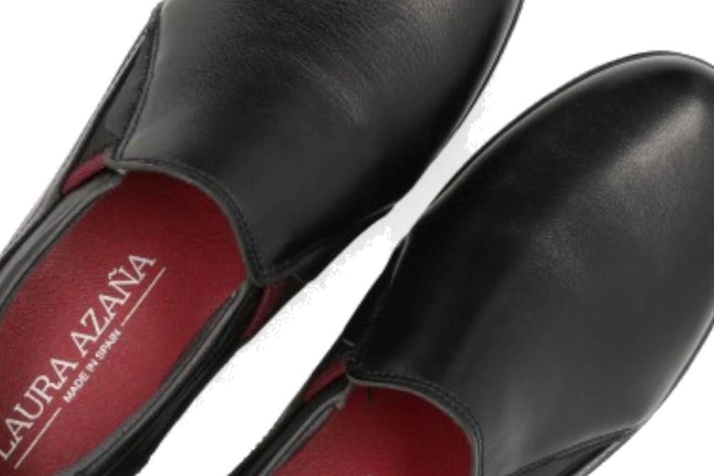 Mocasines con cuña Laura Azaña LA26801 en negro para mujer