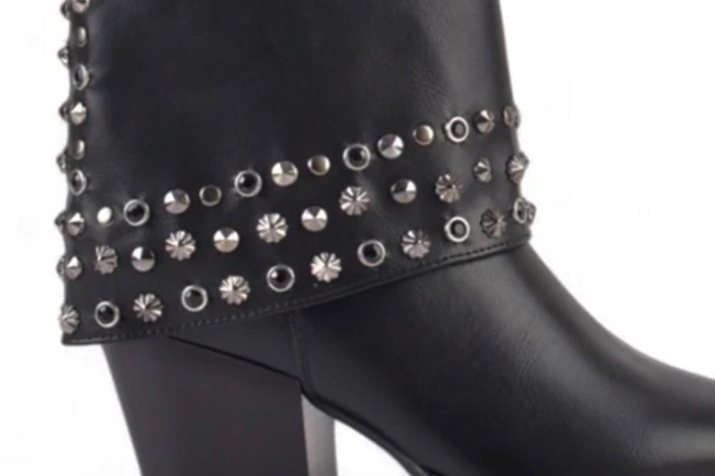 Botines con solapa Isteria 24214 en negro para mujer