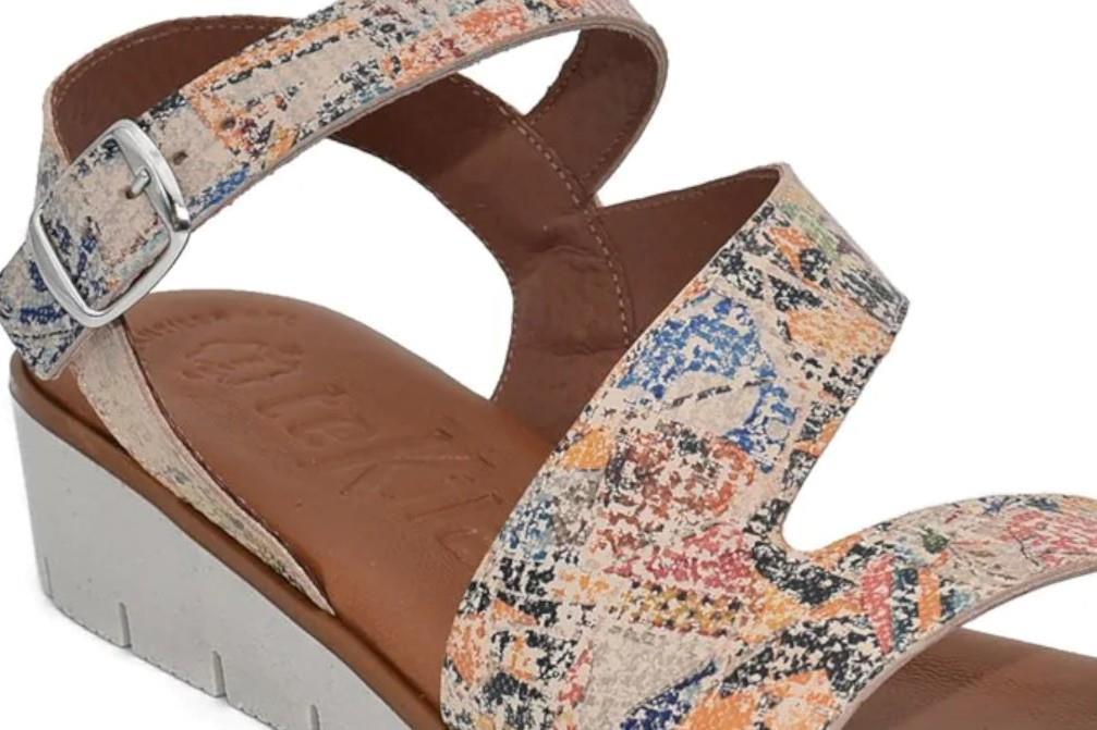 Sandalias con cuña Tekila 1358 en beige