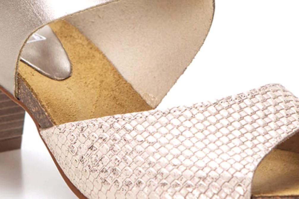 Sandalias con tacón Chamby 2650 en platino para mujer