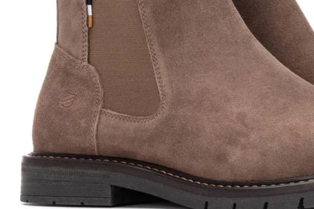 Botines Chelsea Carmela 162674 en camel