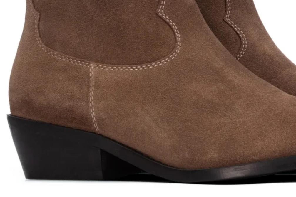 Botín cowboy de serraje para mujer Carmela 164175 con tacón en taupe