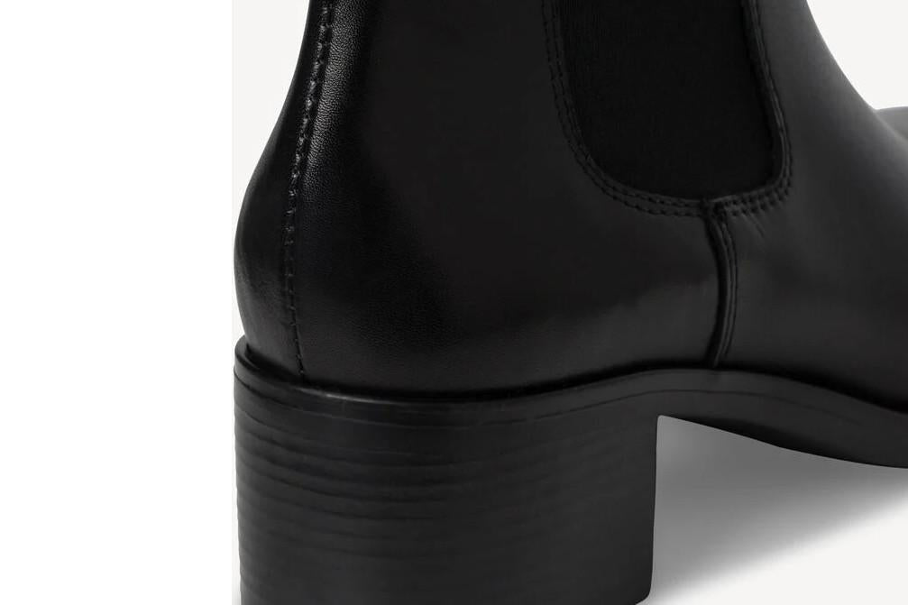 Botines Chelsea Tamaris 25026 en color negro