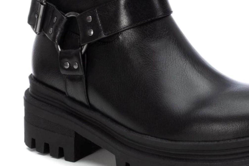 Botines biker XTI 143006 en negro para mujer