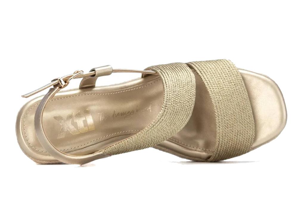 Sandalias con cuña de esparto XTI 145335 en oro para mujer | Cuñas metalizadas con plataforma de yute