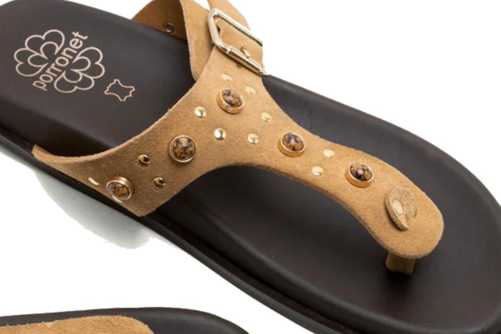Sandalias de dedo planas Porronet HARPER camel 3294 – Sandalia cómoda con pedrería hecha en España