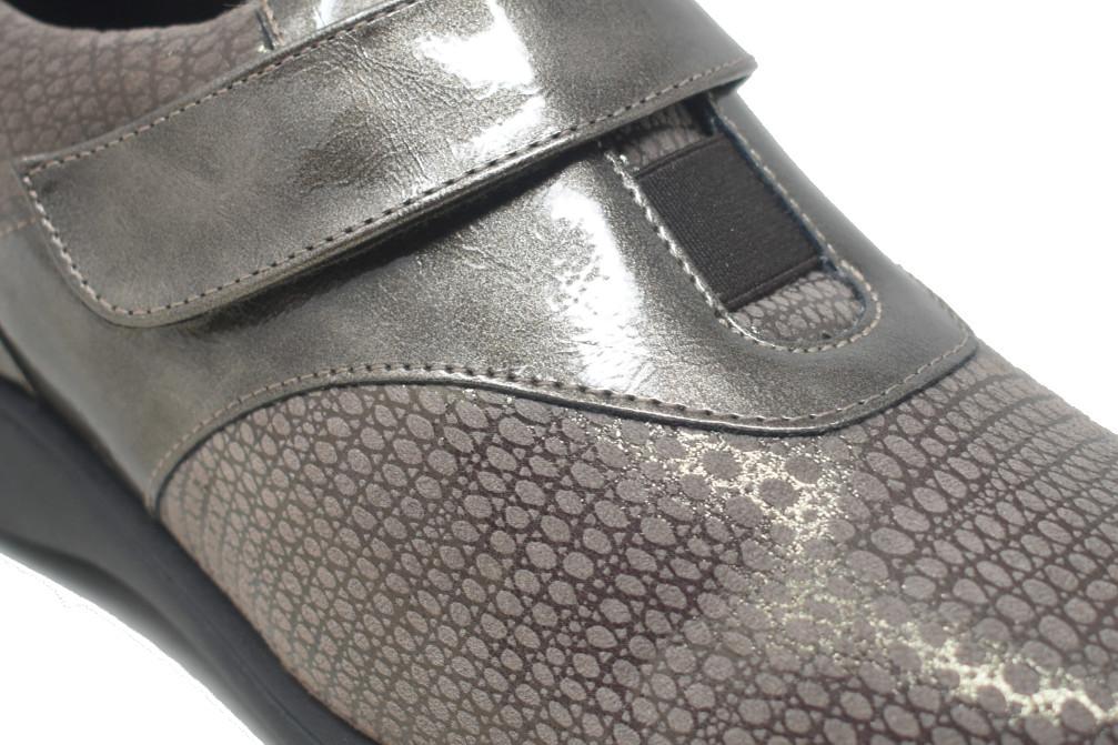 Zapatos deportivos Doctor Cutillas 53578 charol antracita para mujer con cierre ajustable
