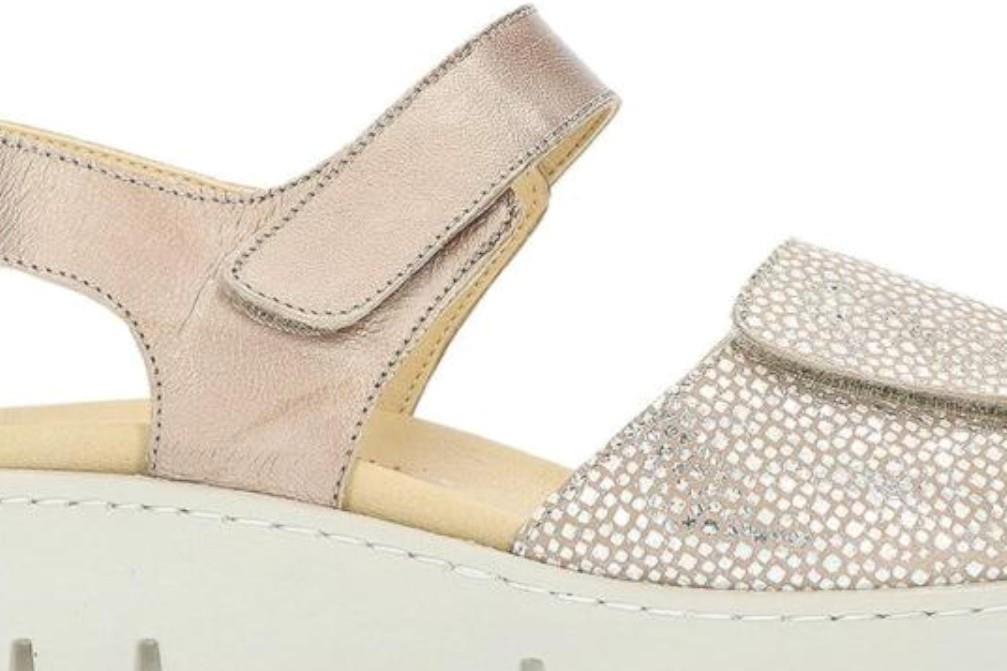 Sandalias con cuña Doctor Cutillas 36104 en beige para mujer