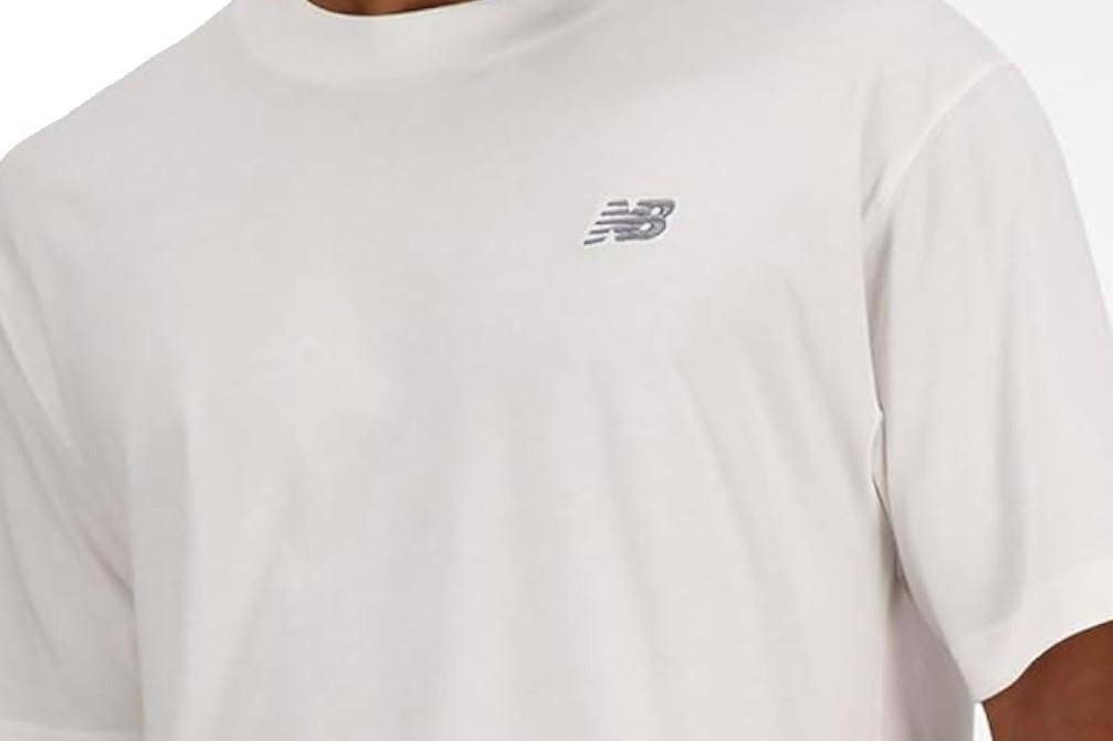 Camiseta deportiva New Balance MT41509 Camiseta Sport Essentials en blanco